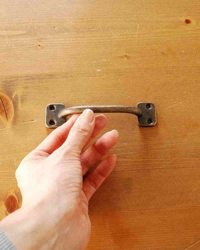 取っ手・ハンドル　住宅用パーツ　真鍮製アンティーク風取っ手ハンドル、女性でも気軽に出来るDIY。大きさはコレくらいです持ちやすいサイズの取っ手です。(u-606-r)