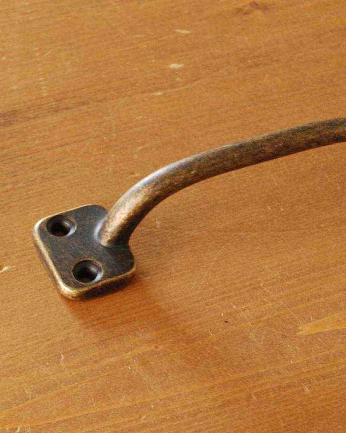 取っ手・ハンドル　住宅用パーツ　真鍮製アンティーク風取っ手ハンドル、女性でも気軽に出来るDIY。まるでアンティークのような風合いです真鍮にアンティーク加工して、まるで時間を経たような仕上げになっているハンドルタイプの取っ手。(u-606-r)