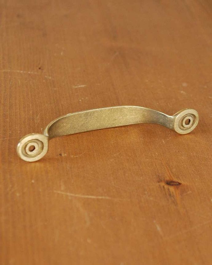 取っ手・ハンドル　住宅用パーツ　高級感漂う真鍮製のハンドル取っ手(ラウンドタイプ・ビスセット)。取り付けもカンタンビスも一緒にお届けします。(u-607-r)