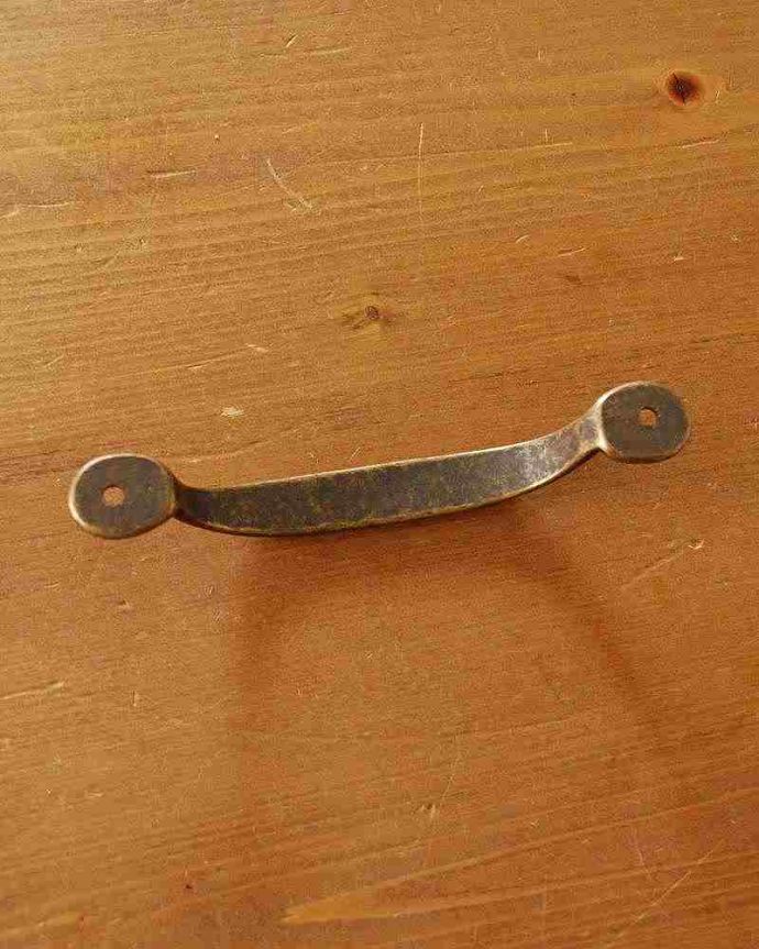 取っ手・ハンドル　住宅用パーツ　ハンドルタイプの可愛い取っ手、アンティーク風の真鍮の取っ手(ラウンド・アンティーク色)。裏側はこんな感じですビスで2箇所留めるだけで使えます。(u-608-r)