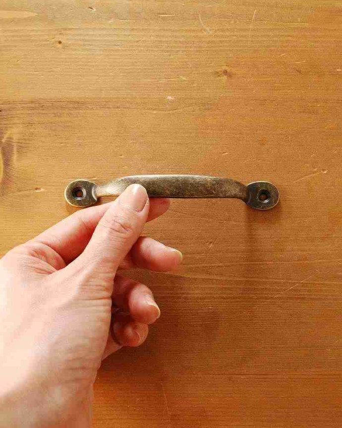 取っ手・ハンドル　住宅用パーツ　ハンドルタイプの可愛い取っ手、アンティーク風の真鍮の取っ手(ラウンド・アンティーク色)。大きさはコレくらいです持ちやすいサイズの取っ手です。(u-608-r)