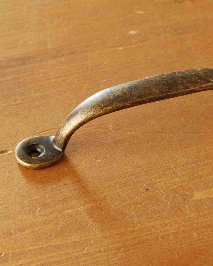 取っ手・ハンドル　住宅用パーツ　ハンドルタイプの可愛い取っ手、アンティーク風の真鍮の取っ手(ラウンド・アンティーク色)。まるでアンティークのような風合いです真鍮にアンティーク加工して、まるで時間を経たような仕上げになっているハンドルタイプの取っ手。(u-608-r)