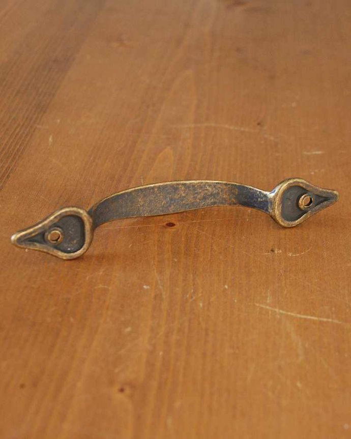 取っ手・ハンドル 住宅用パーツ 真鍮製アンティーク風取っ手ハンドル、女性でも気軽に出来るDIY。裏側はこんな感じですビスで2箇所留めるだけで使えます。(u-609-r)