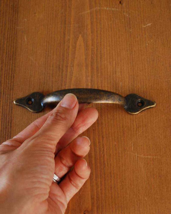 取っ手・ハンドル 住宅用パーツ 真鍮製アンティーク風取っ手ハンドル、女性でも気軽に出来るDIY。大きさはコレくらいです持ちやすいサイズの取っ手です。(u-609-r)