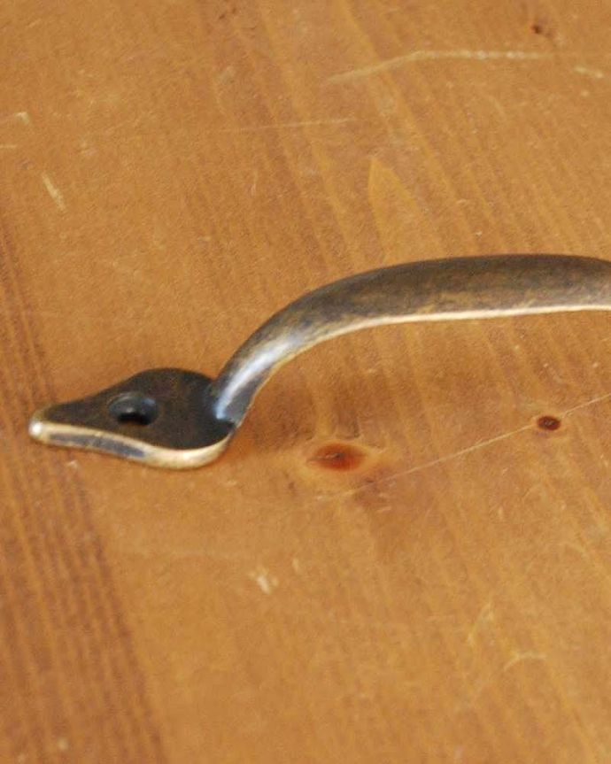 取っ手・ハンドル 住宅用パーツ 真鍮製アンティーク風取っ手ハンドル、女性でも気軽に出来るDIY。まるでアンティークのような風合いです真鍮にアンティーク加工して、まるで時間を経たような仕上げになっているハンドルタイプの取っ手。(u-609-r)