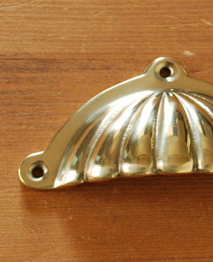 取っ手・ハンドル　住宅用パーツ　アンティーク風のおしゃれな取っ手、貝殻モチーフのアンティーク風ハンドル。キラッと輝く真鍮の取っ手シェルモチーフがクラシックな雰囲気のハンドルタイプの取っ手。(u-611-r)