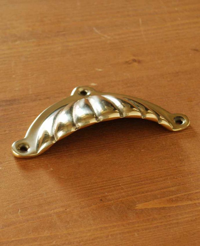 取っ手・ハンドル　住宅用パーツ　アンティーク風のおしゃれな取っ手、貝殻モチーフのアンティーク風ハンドル。下から見ると指を引っかけて開け閉めできるデザインの取っ手です。(u-611-r)