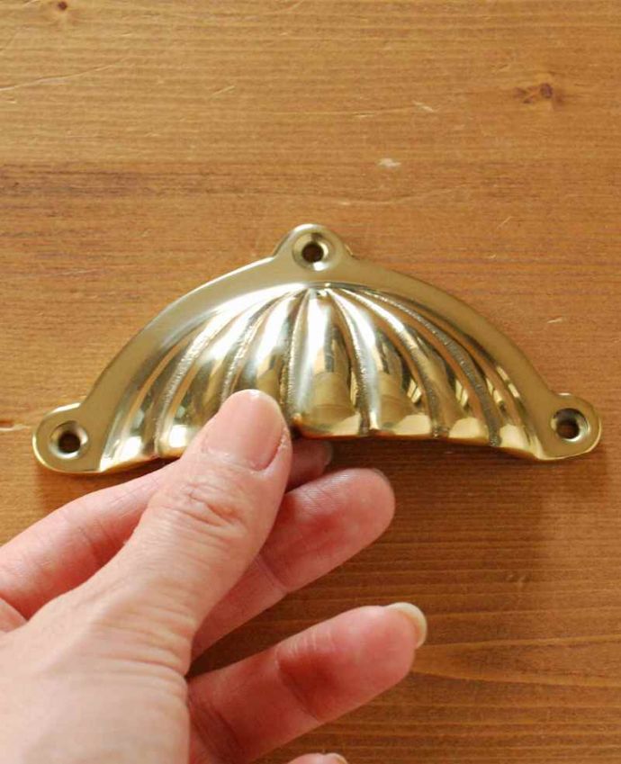 取っ手・ハンドル　住宅用パーツ　アンティーク風のおしゃれな取っ手、貝殻モチーフのアンティーク風ハンドル。大きさはコレくらいです交換するだけでオシャレな雰囲気に大変身します。(u-611-r)