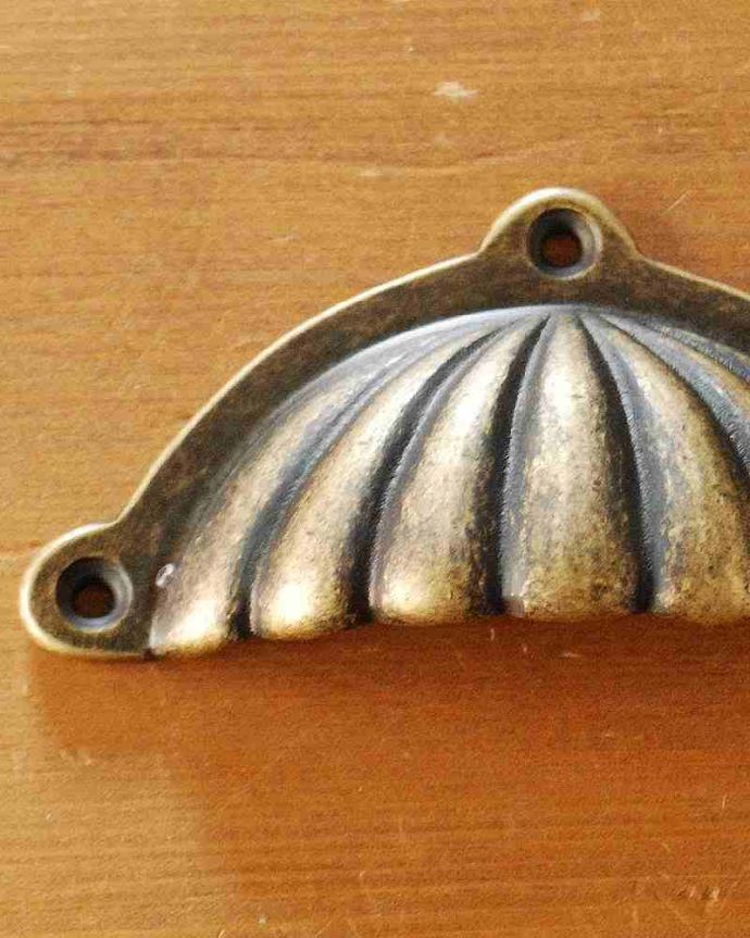 取っ手・ハンドル 住宅用パーツ アンティーク風のおしゃれな取っ手、貝殻モチーフのハンドル(アンティーク色仕上げ)。まるでアンティークのような風合いです真鍮にアンティーク加工して、まるで時間を経たような仕上げになっているハンドルタイプの取っ手。(u-612-r)