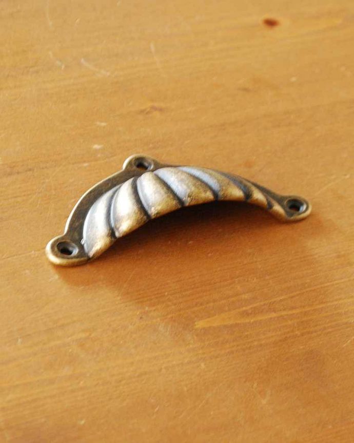 取っ手・ハンドル 住宅用パーツ アンティーク風のおしゃれな取っ手、貝殻モチーフのハンドル(アンティーク色仕上げ)。下から見ると指を引っかけて開け閉めできるデザインの取っ手です。(u-612-r)