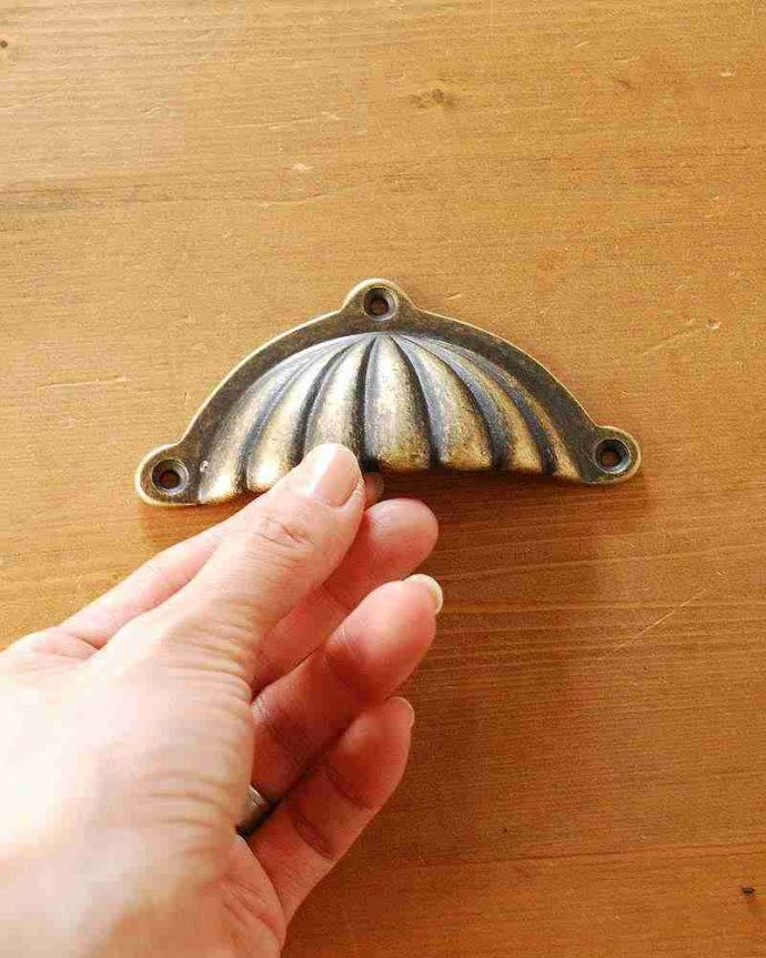 取っ手・ハンドル 住宅用パーツ アンティーク風のおしゃれな取っ手、貝殻モチーフのハンドル(アンティーク色仕上げ)。大きさはコレくらいです交換するだけでオシャレな雰囲気に大変身します。(u-612-r)