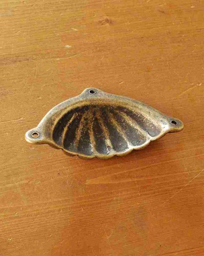 取っ手・ハンドル 住宅用パーツ アンティーク風のおしゃれな取っ手、貝殻モチーフのハンドル(アンティーク色仕上げ)。裏側はこんな感じです※ビスもセットでお届けします。(u-612-r)