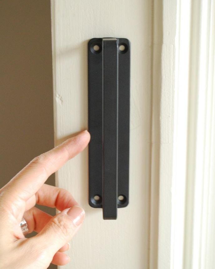 住宅用パーツ アイアン製のハンドル、フラットバータイプの取っ手 大きさはコレくらいです持ちやすいサイズの取っ手です。(u-613)