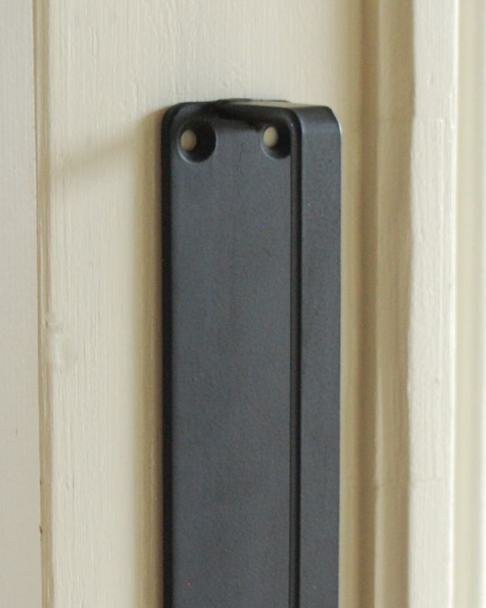 住宅用パーツ アイアン製のハンドル、フラットバータイプの取っ手 重厚感漂うアンティーク風の取っ手ハンドルタイプが握りやすい、真鍮を黒染め加工したオシャレなデザインの取っ手。(u-613)