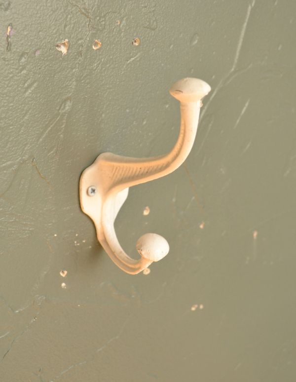 フック・フックボード　住宅用パーツ　アイアン製ダブルウォールフック（Ivory）。アイアンをアンティーク風に仕上げたデザインです。(u-748)