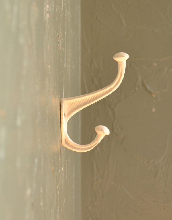 フック・フックボード　住宅用パーツ　アイアン製ダブルウォールフック（Ivory）。横から見てもお洒落なデザインです。(u-748)