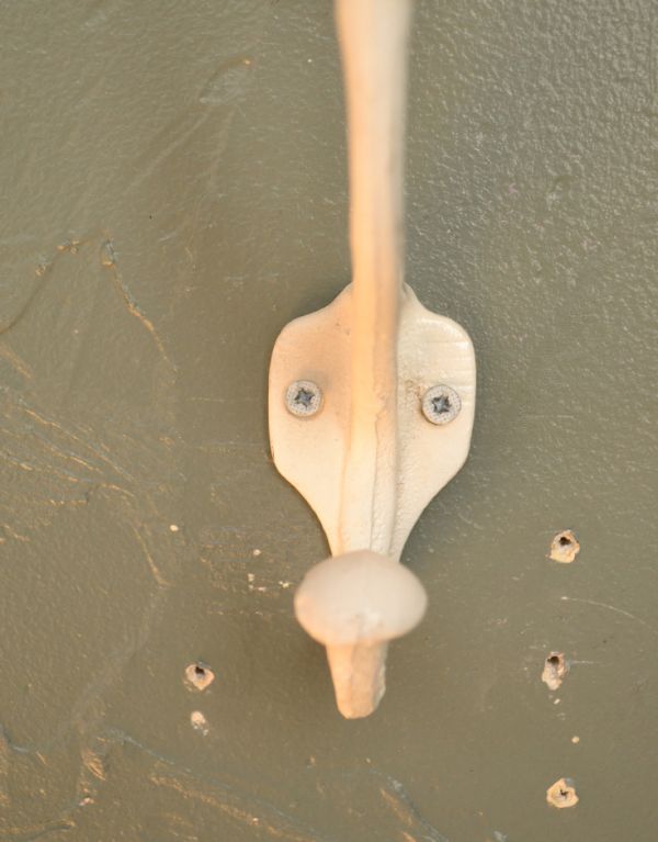 フック・フックボード　住宅用パーツ　アイアン製ダブルウォールフック（Ivory）。ビス穴は2ヶ所にあります。(u-748)