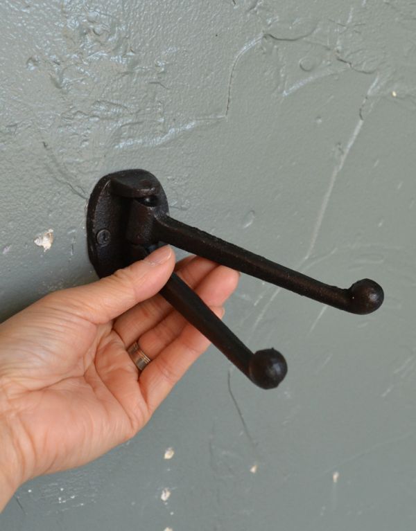 フック・フックボード 住宅用パーツ 可動式、アンティーク風アイアン製ウォールフック(Black)。180度バーが動くので、バックやコート、帽子なども掛けやすくて便利なデザインです。(u-750)