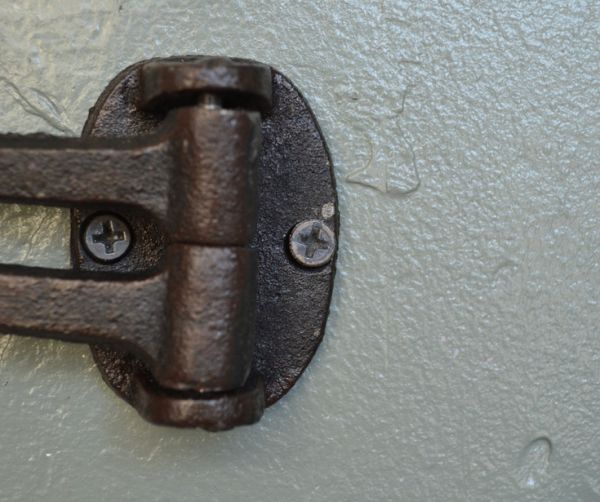 フック・フックボード 住宅用パーツ 可動式、アンティーク風アイアン製ウォールフック(Black)。ビス穴は2ヶ所にあります。(u-750)