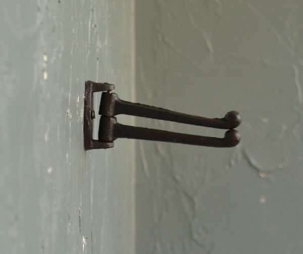 フック・フックボード 住宅用パーツ 可動式、アンティーク風アイアン製ウォールフック(Black)。横から見るとこんな感じです。(u-750)