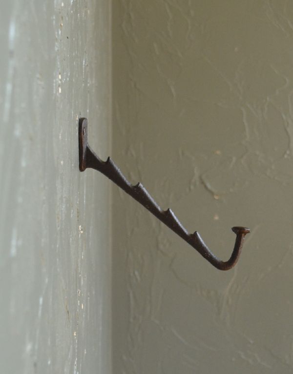 フック・フックボード　住宅用パーツ　アイアン製ウォールフック（クロースラックフック）BLACK。ハンガーもたっぷり掛けられます。(u-755)