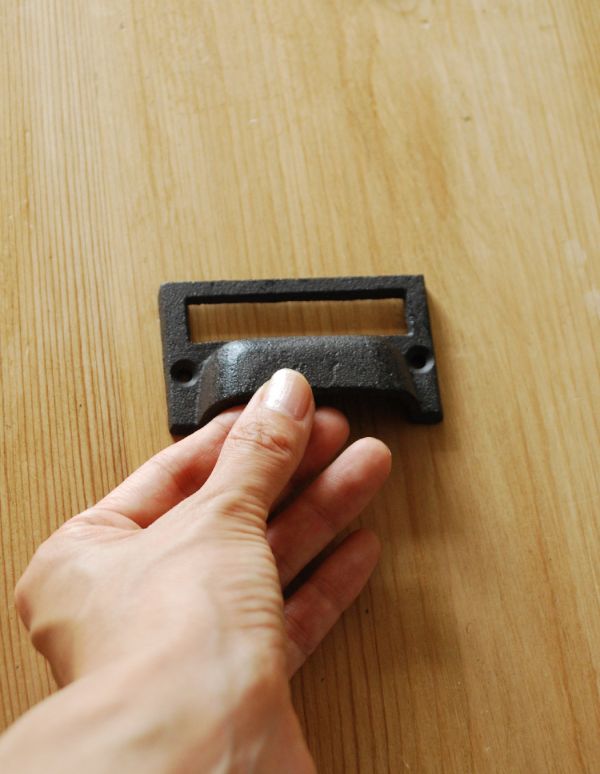 取っ手・ハンドル　住宅用パーツ　アンティーク風、アイアン製家具用ネームホルダー（取っ手）。ネームホルダー付きの取っ手です。(u-764)