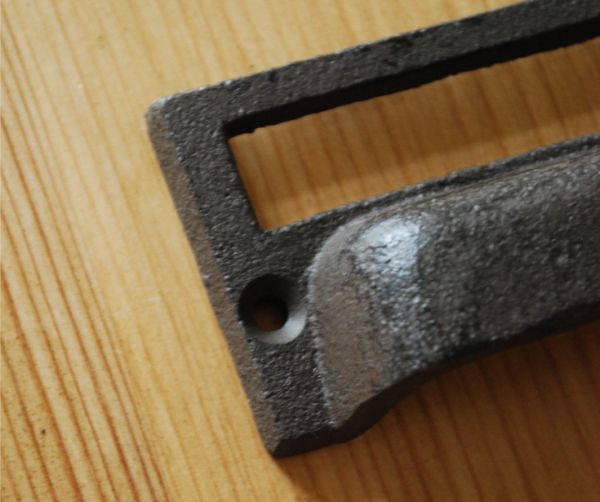 取っ手・ハンドル　住宅用パーツ　アンティーク風、アイアン製家具用ネームホルダー（取っ手）。ビスで取り付けて下さい。(u-764)