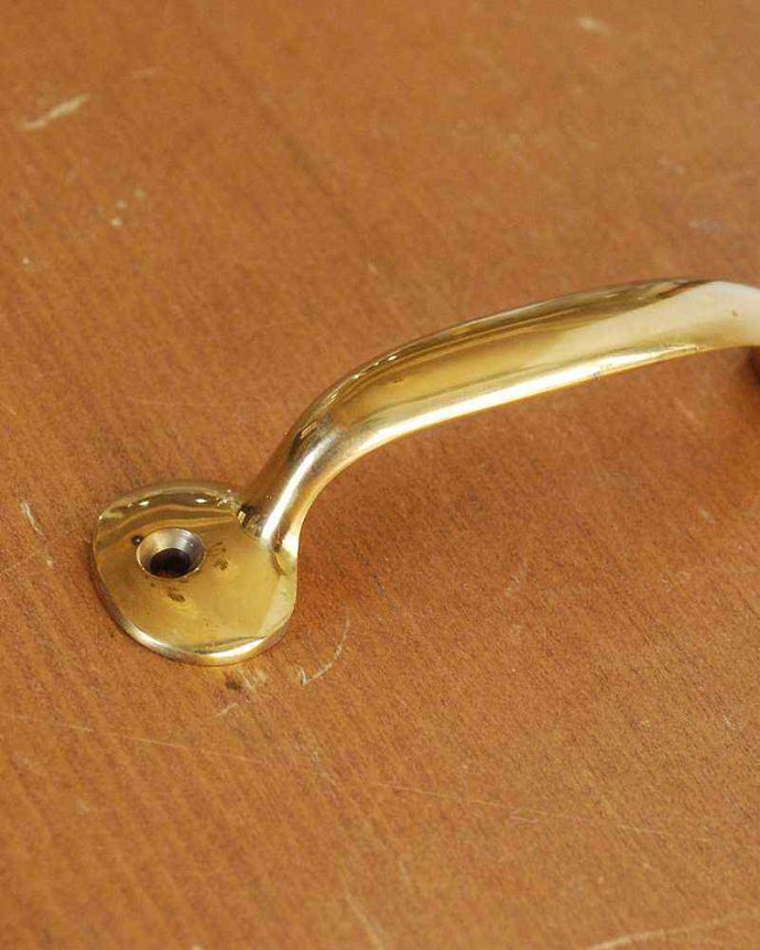 取っ手・ハンドル　住宅用パーツ　高級感漂うキラッと輝く真鍮製のハンドル取っ手(ビスセット)。キラッと輝くゴールド色の真鍮製の取っ手高級感が漂うゴールド色の真鍮製の取っ手。(u-765)