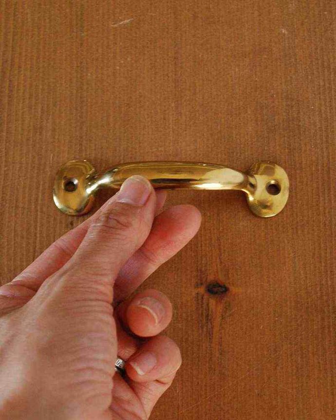 取っ手・ハンドル　住宅用パーツ　高級感漂うキラッと輝く真鍮製のハンドル取っ手(ビスセット)。大きさはコレくらいです握りやすいハンドルタイプです。(u-765)