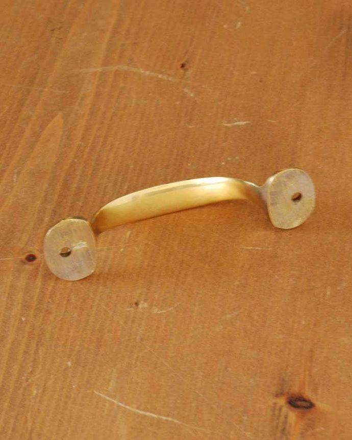 取っ手・ハンドル　住宅用パーツ　高級感漂うキラッと輝く真鍮製のハンドル取っ手(ビスセット)。取り付けもカンタン※ビスもセットでお届けします。(u-765)