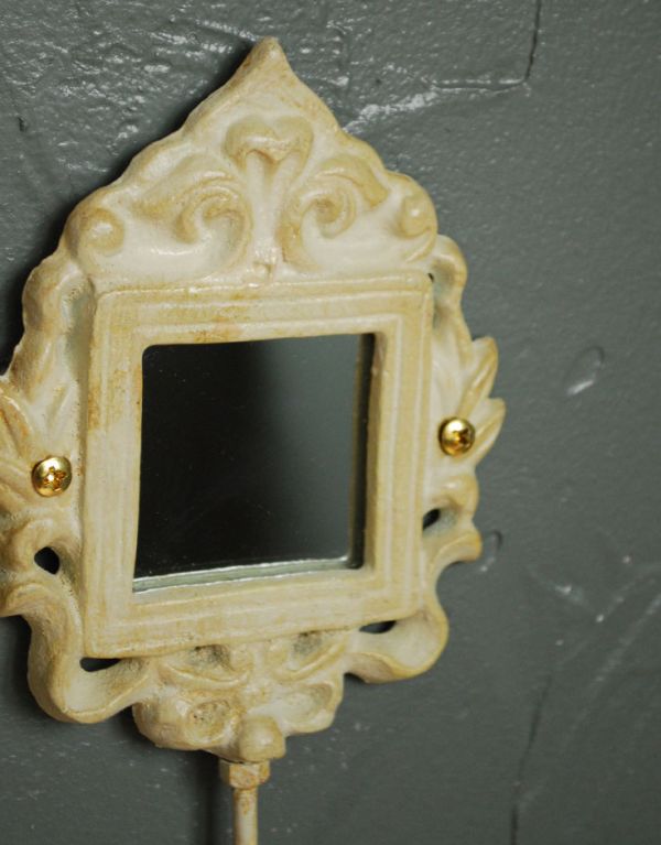 フック・フックボード　住宅用パーツ　アイアン製アンティーク風WHミラーフック（正方形）。アンティーク風の加工がされたアイアンに、ミラーが付いたオシャレなデザインです。(u-768)