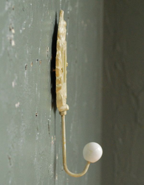 フック・フックボード　住宅用パーツ　アイアン製アンティーク風WHミラーフック（正方形）。横から見るとこんな感じです。(u-768)