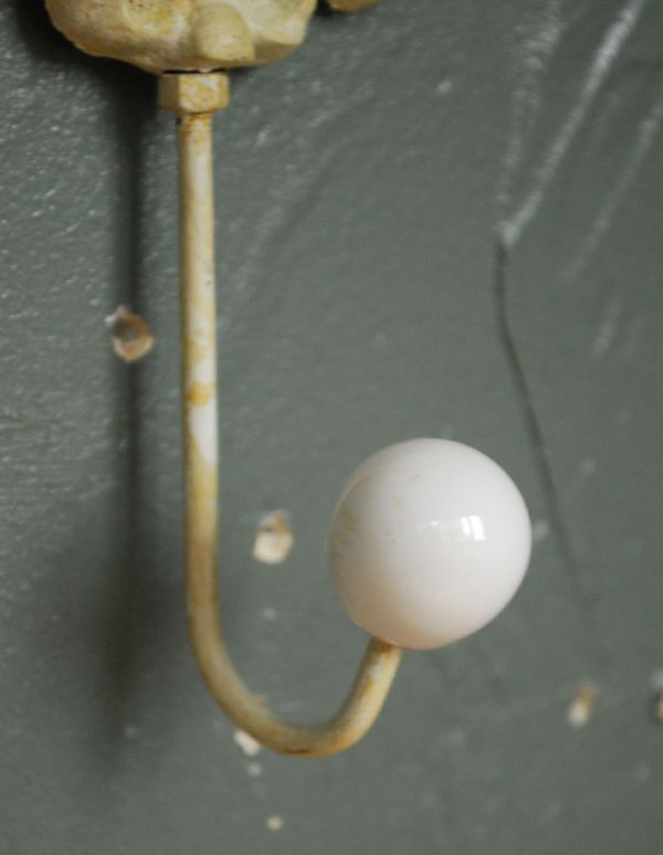 フック・フックボード　住宅用パーツ　アイアン製アンティーク風WHミラーフック（正方形）。フックの先は真ん丸で可愛いデザインなのでナチュラルな雰囲気です。(u-768)