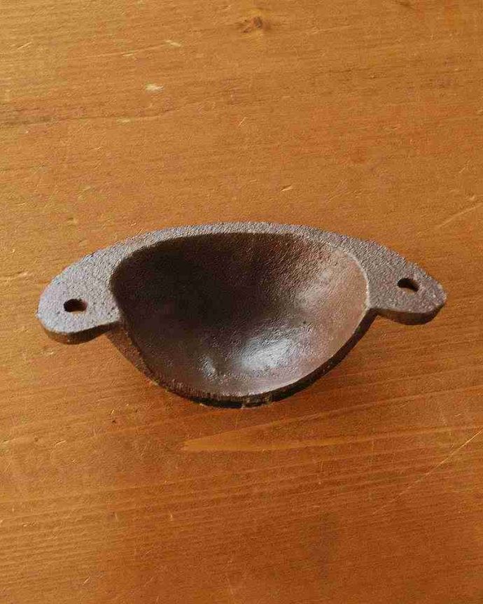 取っ手・ハンドル　住宅用パーツ　アンティーク風、アイアン製家具用取っ手（引き出し用）。裏側はこんな感じですビスで2箇所留めるだけで使えます。(u-773)