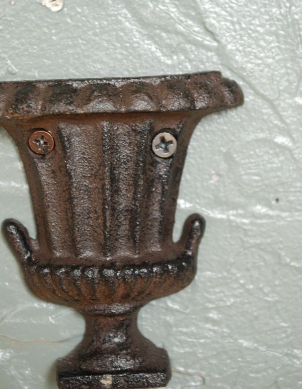 フック・フックボード　住宅用パーツ　アンティーク風アイアン製フック（ポット）B。アイアンをアンティーク風に仕上げたデザインです。(u-774)