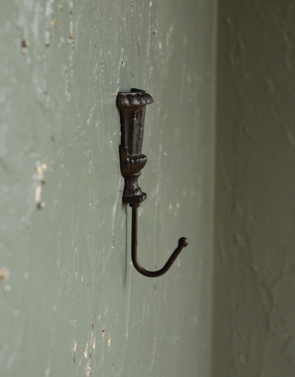 フック・フックボード　住宅用パーツ　アンティーク風アイアン製フック（ポット）B。横からみるとこんな感じです。(u-774)