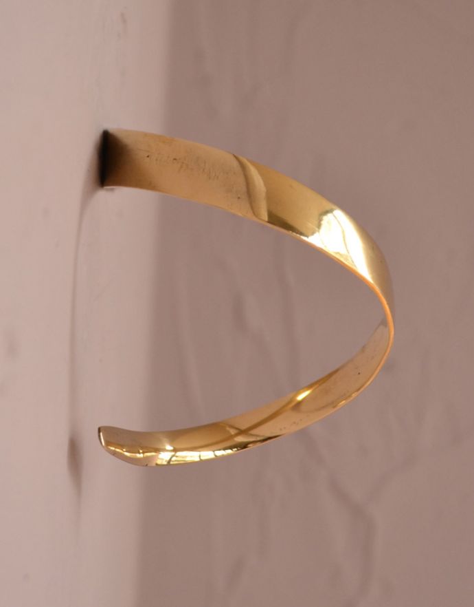 ファブリック（布）雑貨　インテリア雑貨　真鍮製のカーテンフック、ＨＯＬＤ　ＢＡＣＫＳ （ゴールド・Ｒ）。横から見るとこんな感じです。(u-785R)