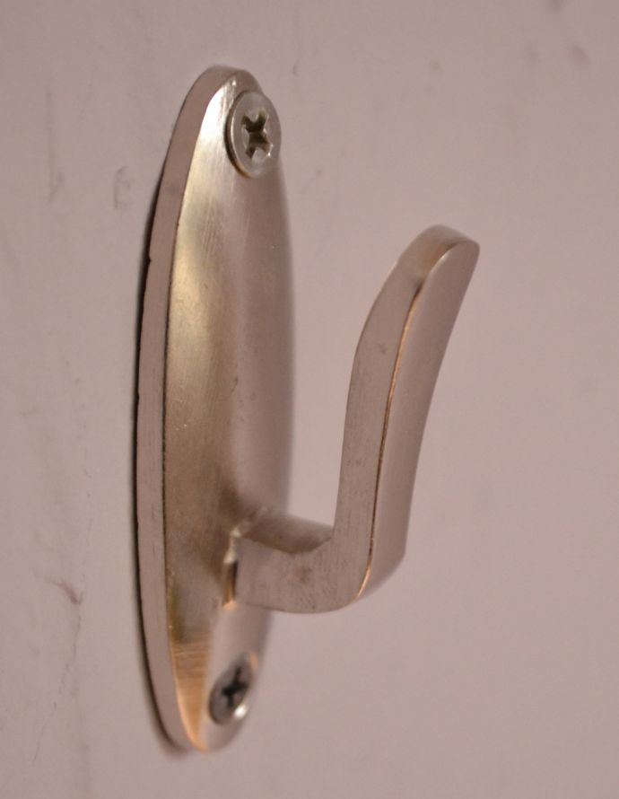 ファブリック（布）雑貨　インテリア雑貨　真鍮製のふさ掛け（シルバー）。シンプルなデザイン。(u-787)