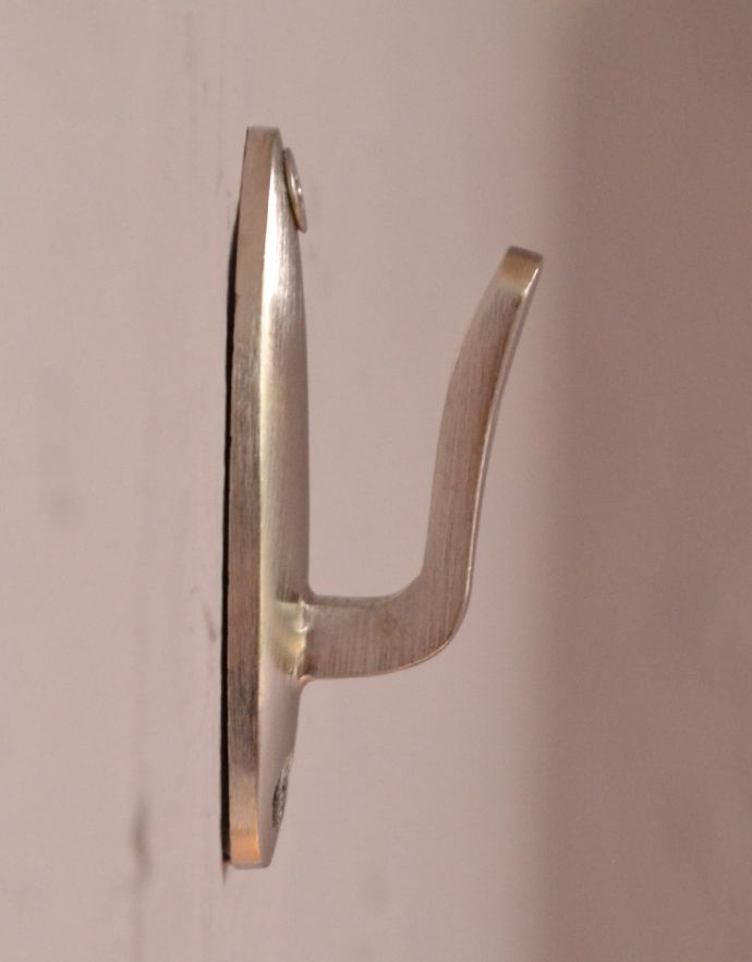 ファブリック（布）雑貨　インテリア雑貨　真鍮製のふさ掛け（シルバー）。横から見るとこんな感じです。(u-787)