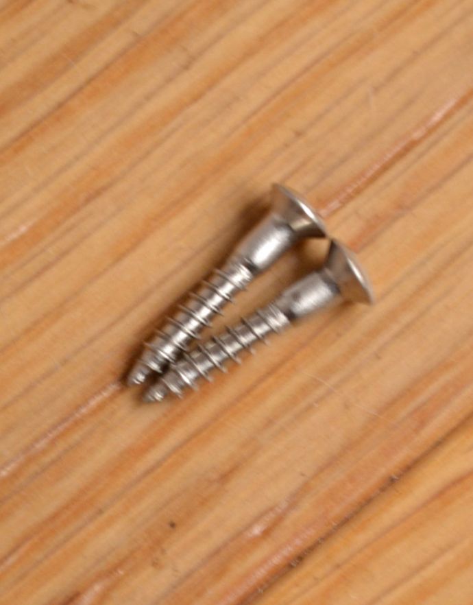 ファブリック（布）雑貨　インテリア雑貨　真鍮製のふさ掛け（シルバー）。ビスが２本付いています。(u-787)