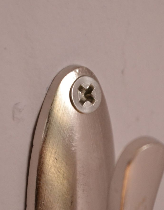 ファブリック（布）雑貨　インテリア雑貨　真鍮製のふさ掛け（シルバー）。ネジがついているので、すぐにお使い頂けます。(u-787)