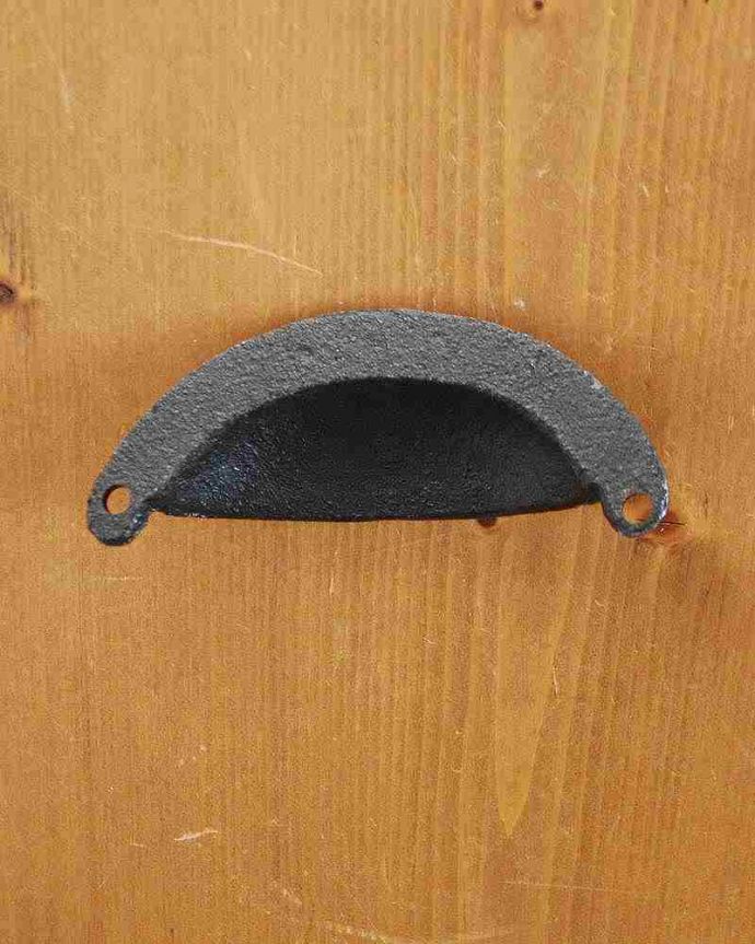 取っ手・ハンドル　住宅用パーツ　アンティーク風ハンドル038、アイアン製家具用取っ手（引き出し用）。ビスで取り付けてお使い下さい。(u-790)