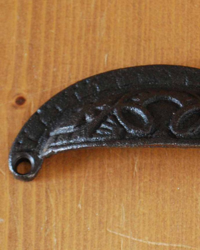 取っ手・ハンドル　住宅用パーツ　アンティーク風ハンドル　アイアン製家具用取っ手（引き出し用）。アンティーク風に加工された取っ手アイアンをアンティーク風に加工したとてもゴージャスな雰囲気の取っ手です。(u-789)