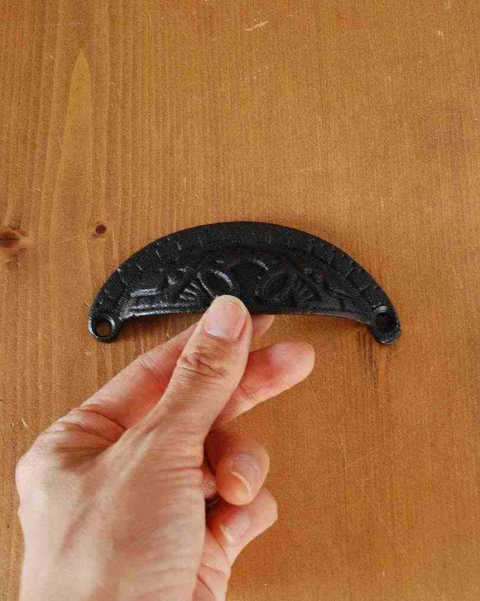 取っ手・ハンドル　住宅用パーツ　アンティーク風ハンドル　アイアン製家具用取っ手（引き出し用）。大きさはコレくらいです持ちやすいサイズの取っ手です。(u-789)