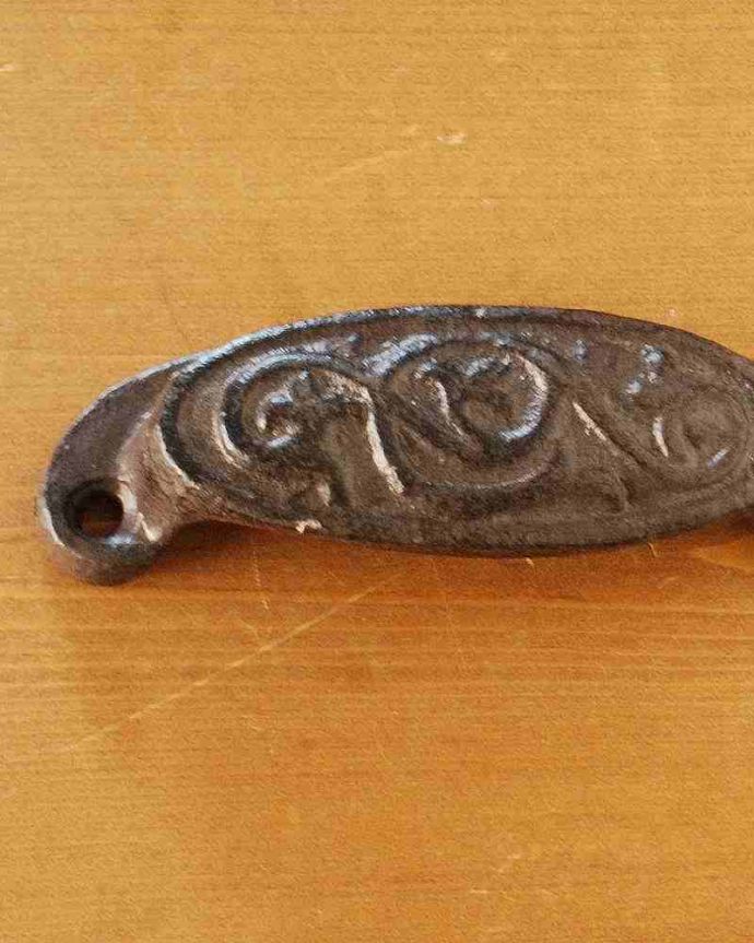 取っ手・ハンドル　住宅用パーツ　アンティーク風ハンドル アイアン製家具用取っ手（引き出し用）。アンティーク風に加工された取っ手蔦の模様がデザインされた、とてもゴージャスな雰囲気の取っ手です。(u-792)