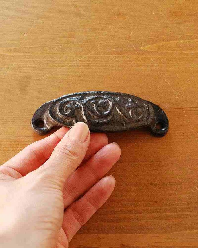 取っ手・ハンドル　住宅用パーツ　アンティーク風ハンドル アイアン製家具用取っ手（引き出し用）。大きさはコレくらいです持ちやすいサイズの取っ手です。(u-792)