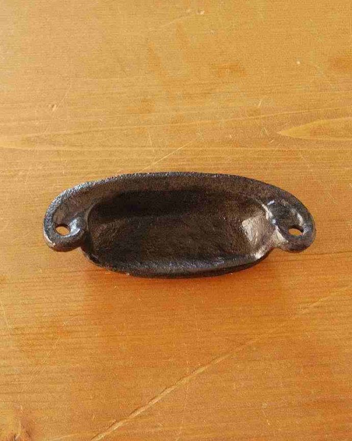 取っ手・ハンドル　住宅用パーツ　アンティーク風ハンドル アイアン製家具用取っ手（引き出し用）。裏側はこんな感じですビスで2箇所留めるだけで使えます。(u-792)