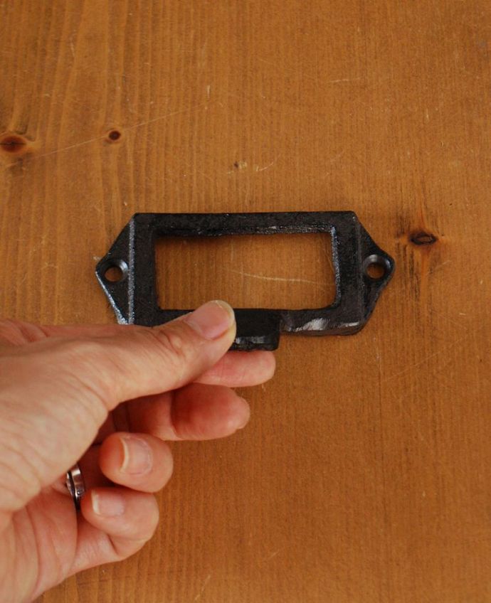 取っ手・ハンドル　住宅用パーツ　アンティーク風、アイアン製家具用ネームホルダー（取っ手）。大きさはコレくらいです持ちやすいようになってます。(u-793)