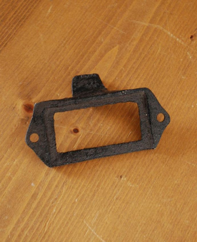 取っ手・ハンドル　住宅用パーツ　アンティーク風、アイアン製家具用ネームホルダー（取っ手）。裏側はこんな感じですビスで２箇所留めて使えます。(u-793)