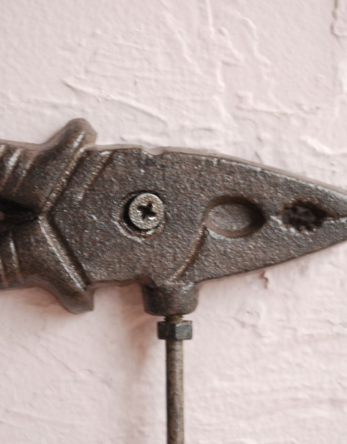 フック・フックボード　住宅用パーツ　アンティーク風　アイアン製ペンチフック208。ビス穴は2ヶ所にあります。(u-794)